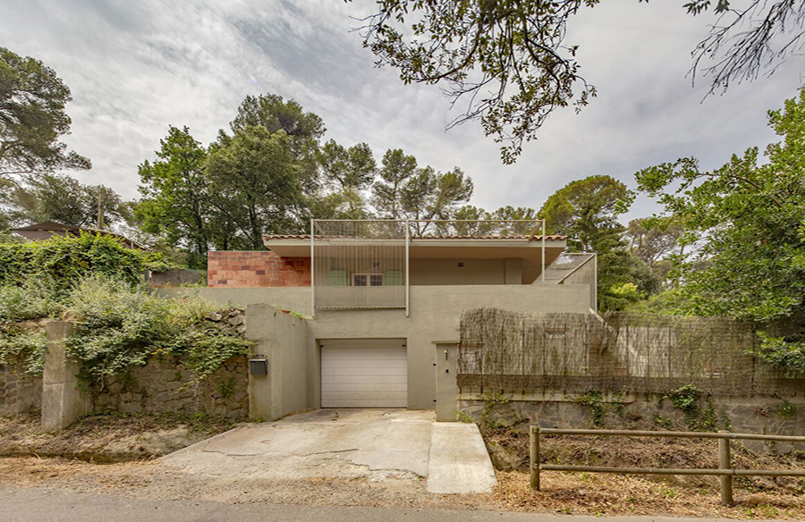 Enhancing Living Spaces: Maria i el Pablo House Renovation