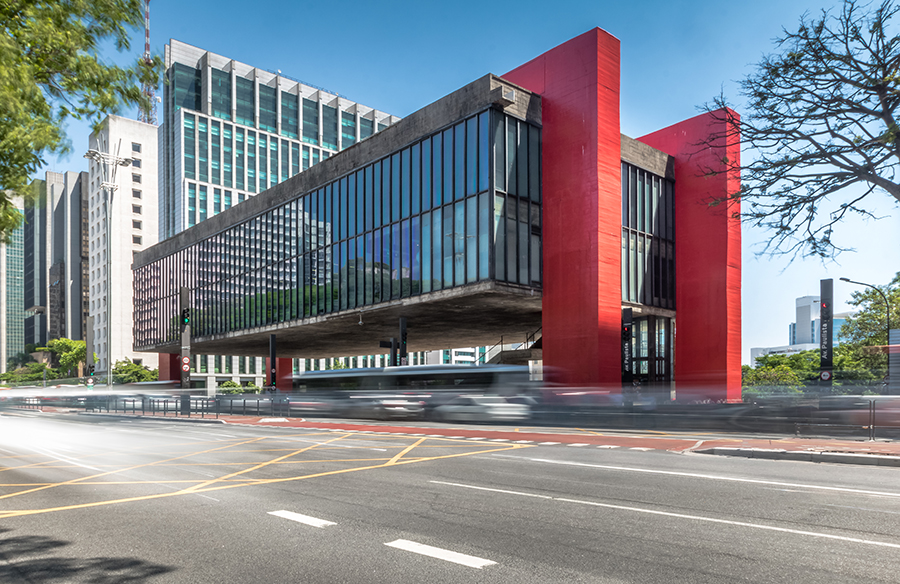 A guided tour will take place on January 11 at 2 pm with Veronika Kellndorfer and curator Tereza de Arruda